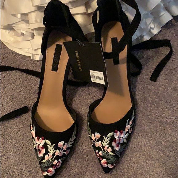 F21 embroidered heels - Picture 2 of 3